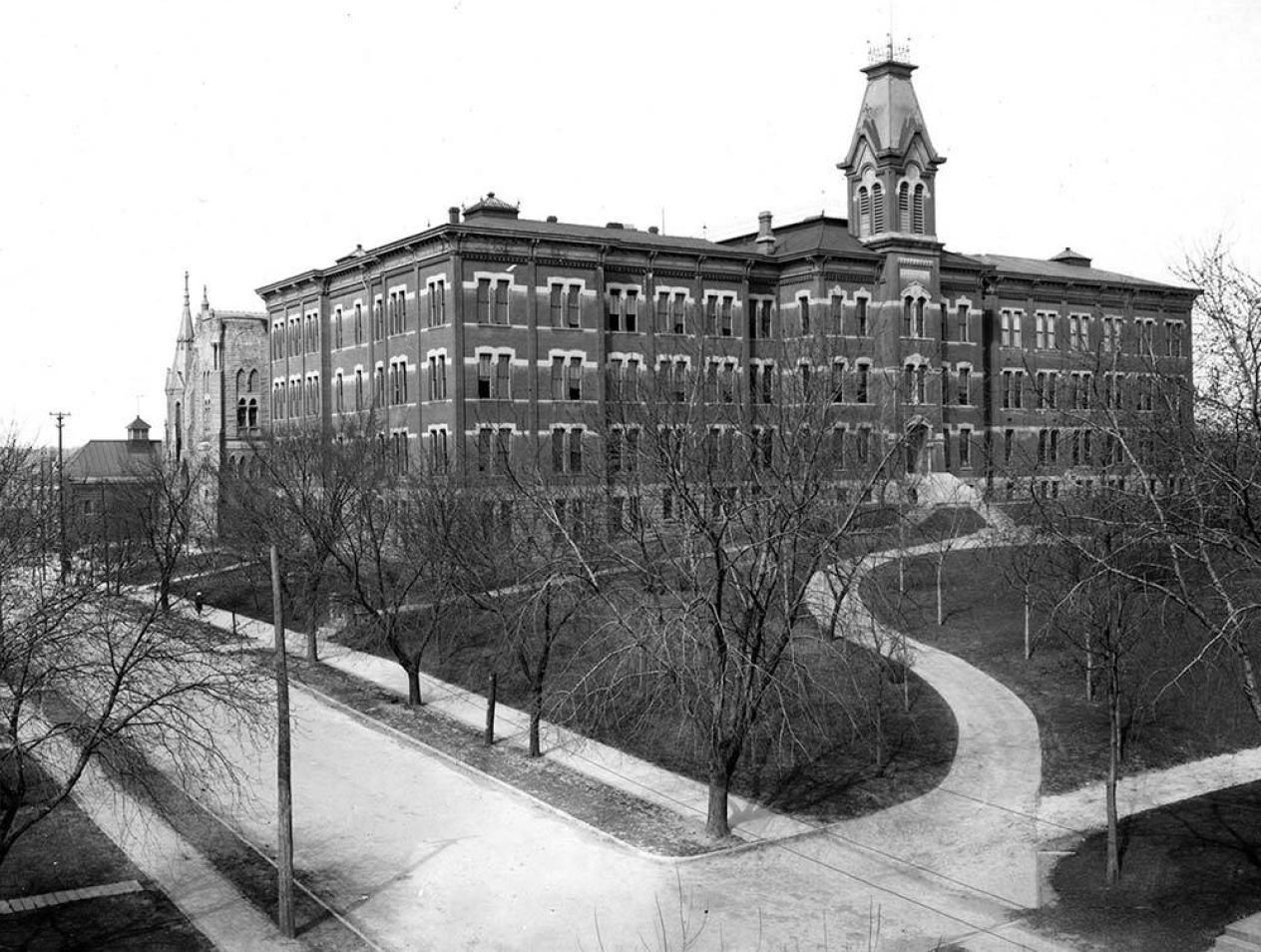 Main Creighton Building in 1900