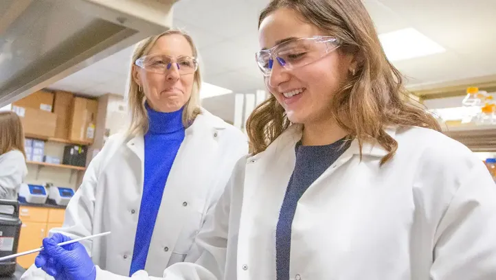 Alessandra Kakish working in lab setting.